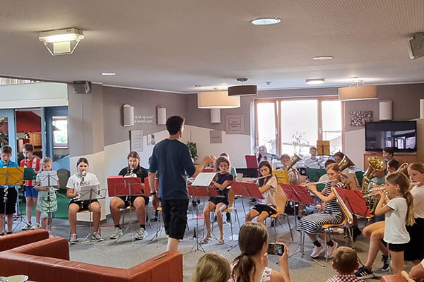 Kinder beim Musikunterricht